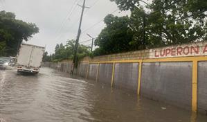 Lluvias asociadas a onda tropical provocan inundaciones en varios sectores de La Romana