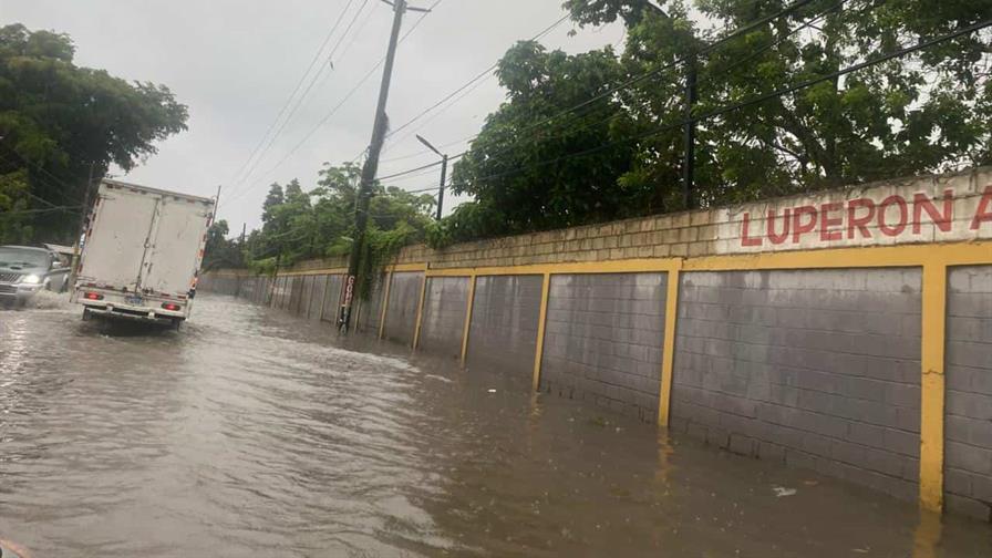 Lluvias asociadas a onda tropical provocan inundaciones en varios sectores de La Romana