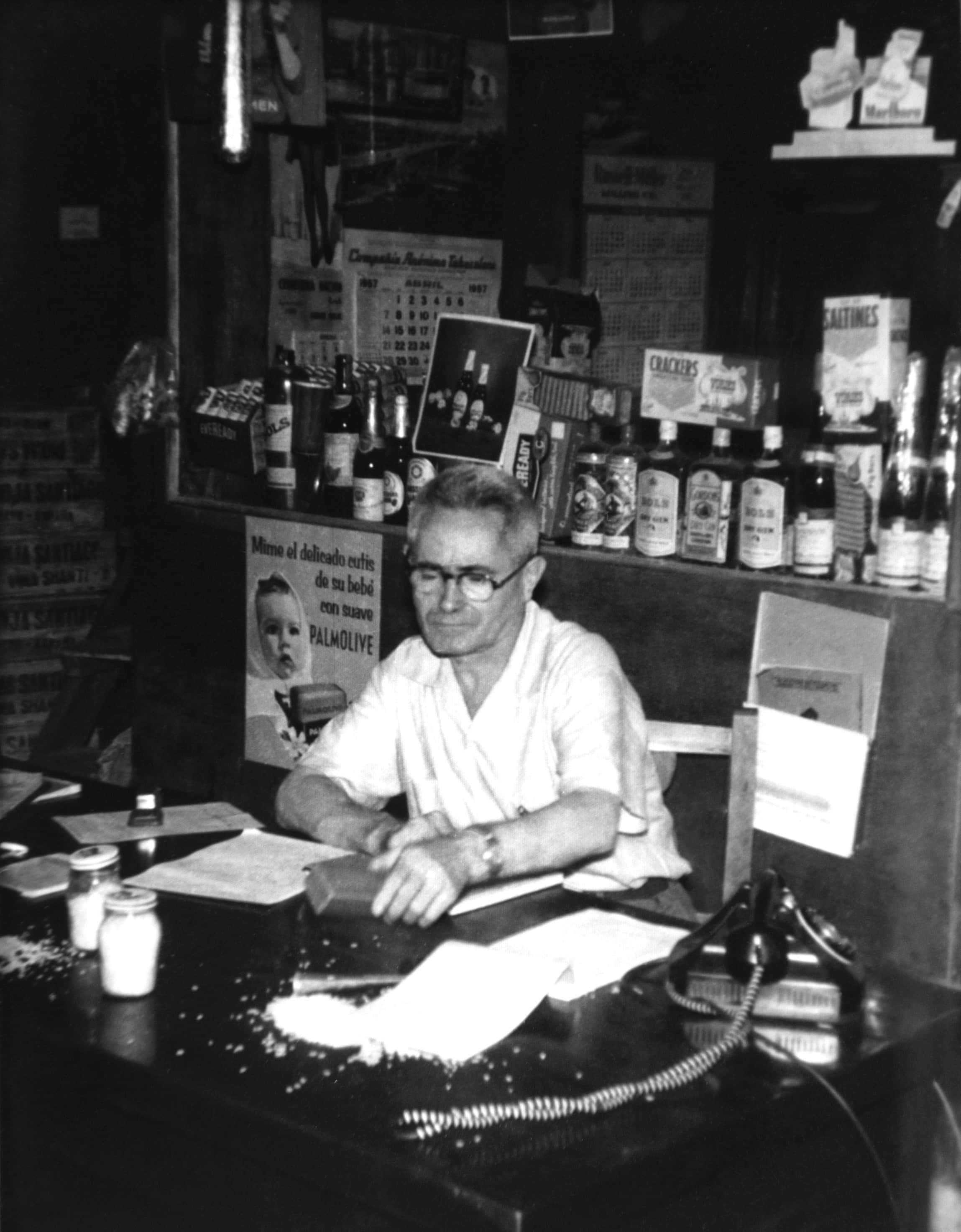 Don Manuel González Cuesta que con esfuerzo y dedicación emprendió su primera incursión en el comercio, 1957. 