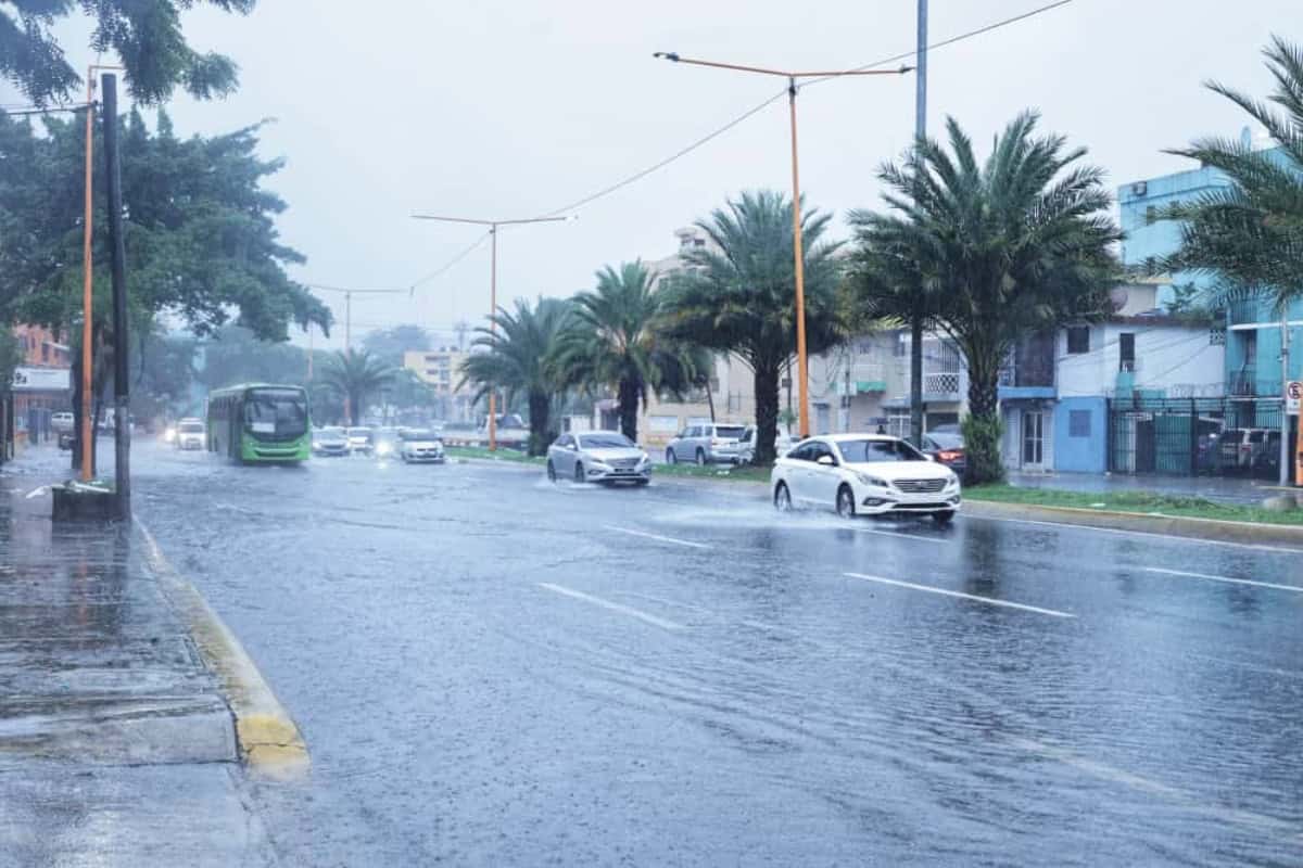 Una vía inundada en el Gran Santo Domingo.