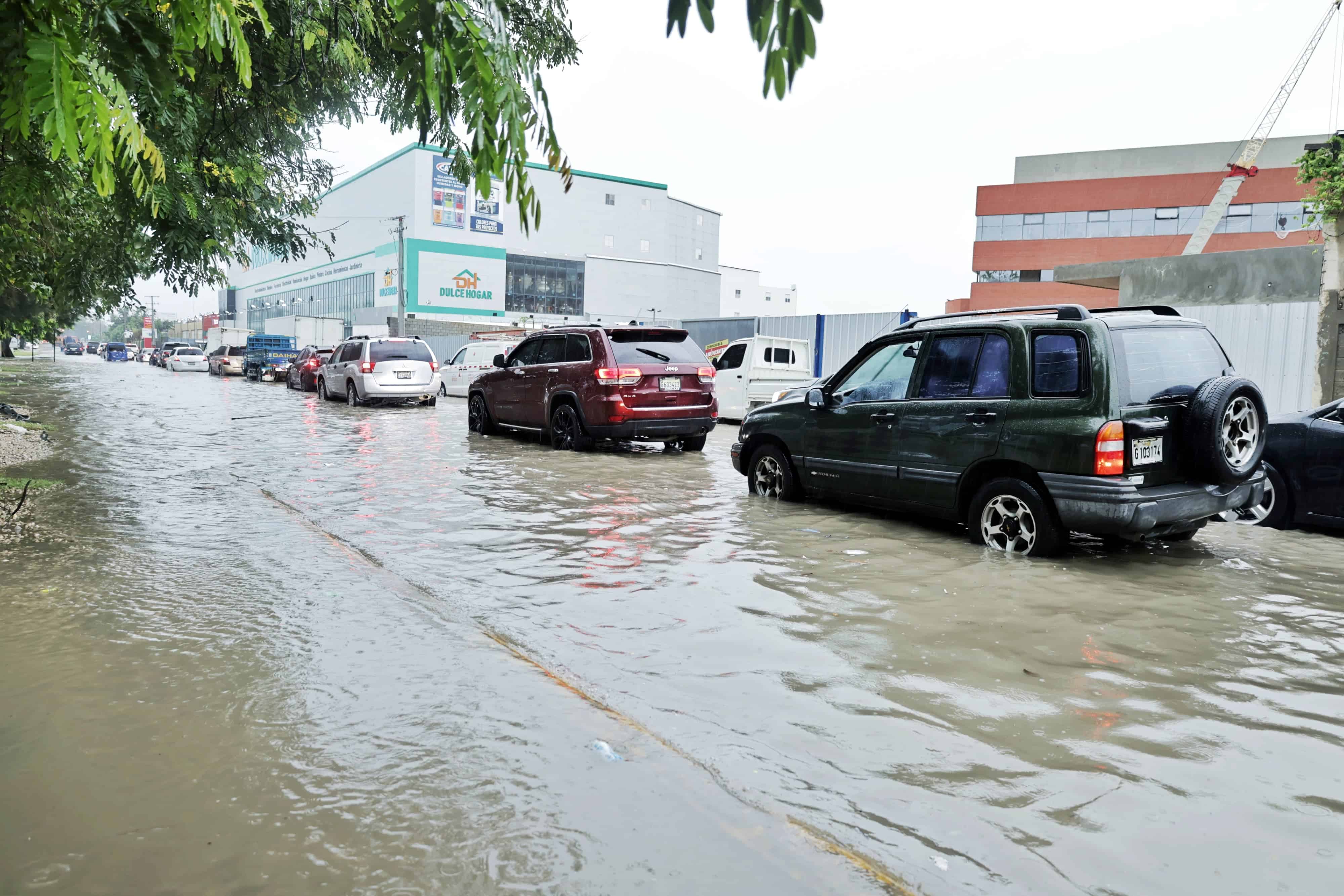 Un largo tapón se acumula en la inundada avenida Gregorio Luperón.
