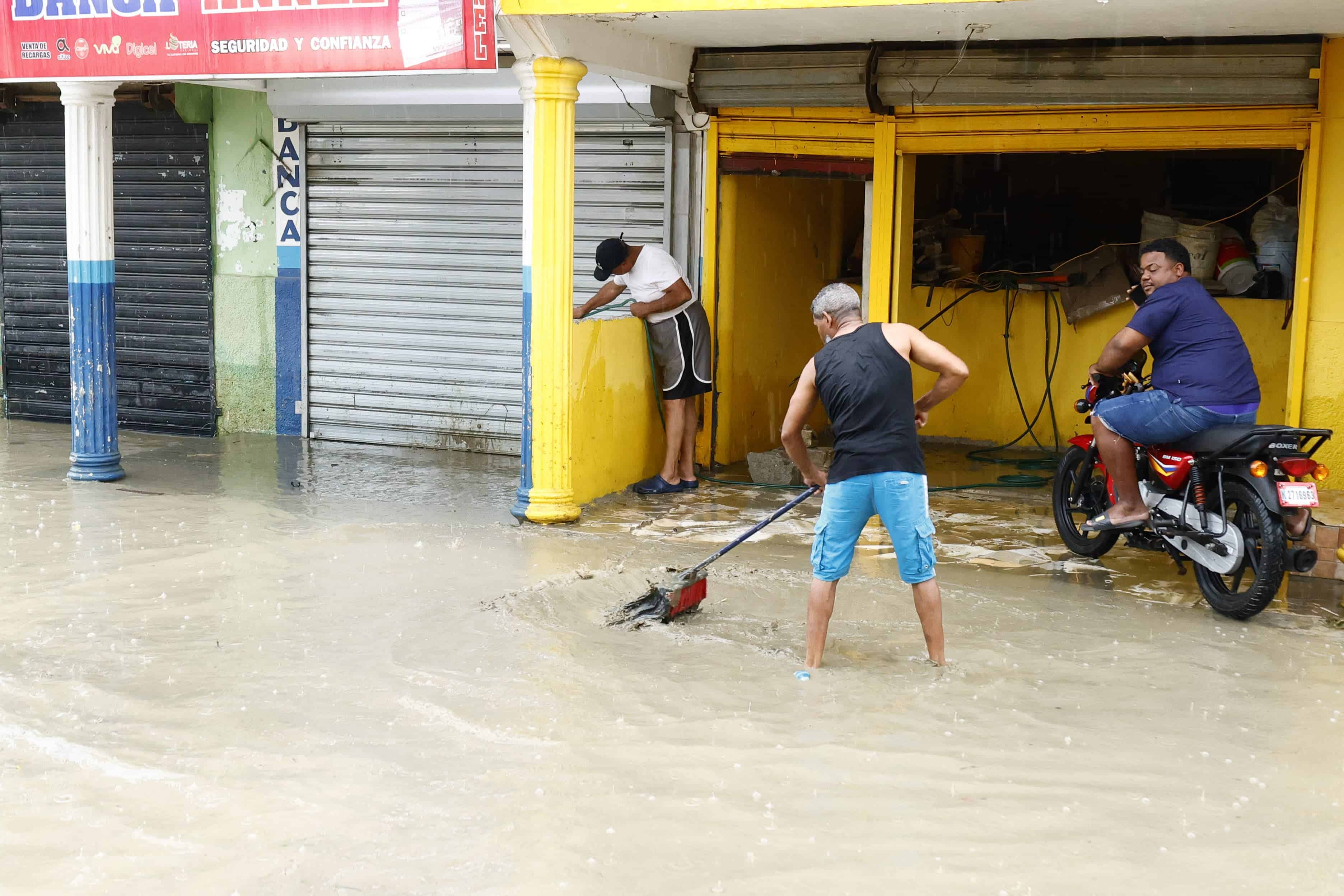 Vecinos del sector Manoguayabo intentan paliar los efectos de las intensas lluvias producto de la convergencia de una vaguada y onda tropical.