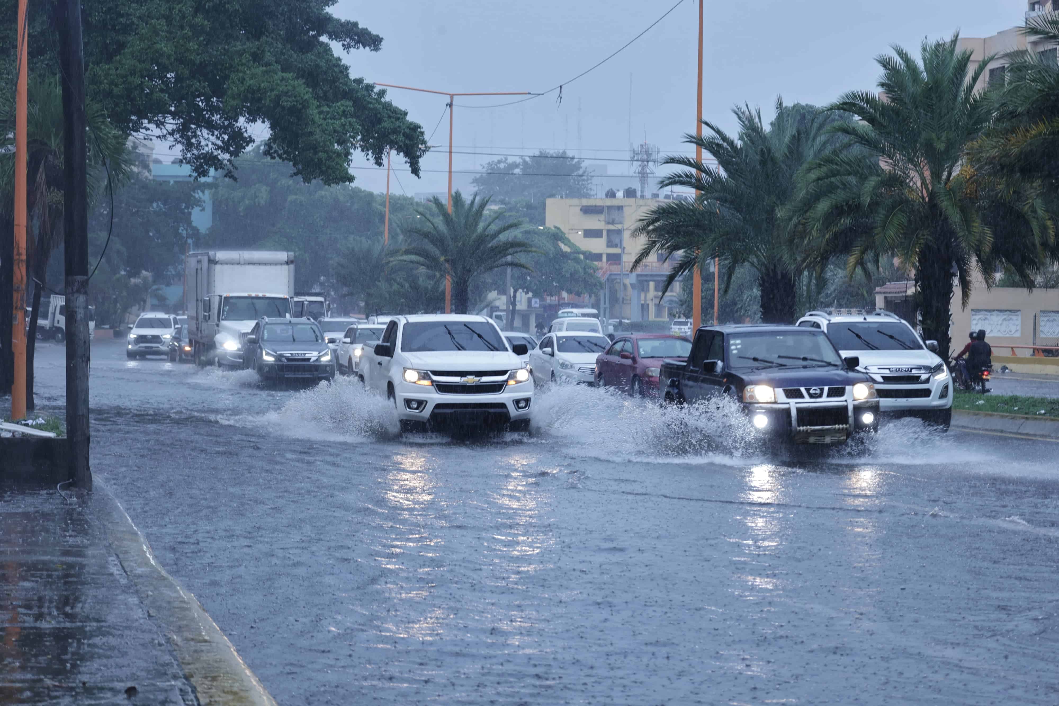 El agua se acumula sobre la calzada de la avenida Quinto Centenario.