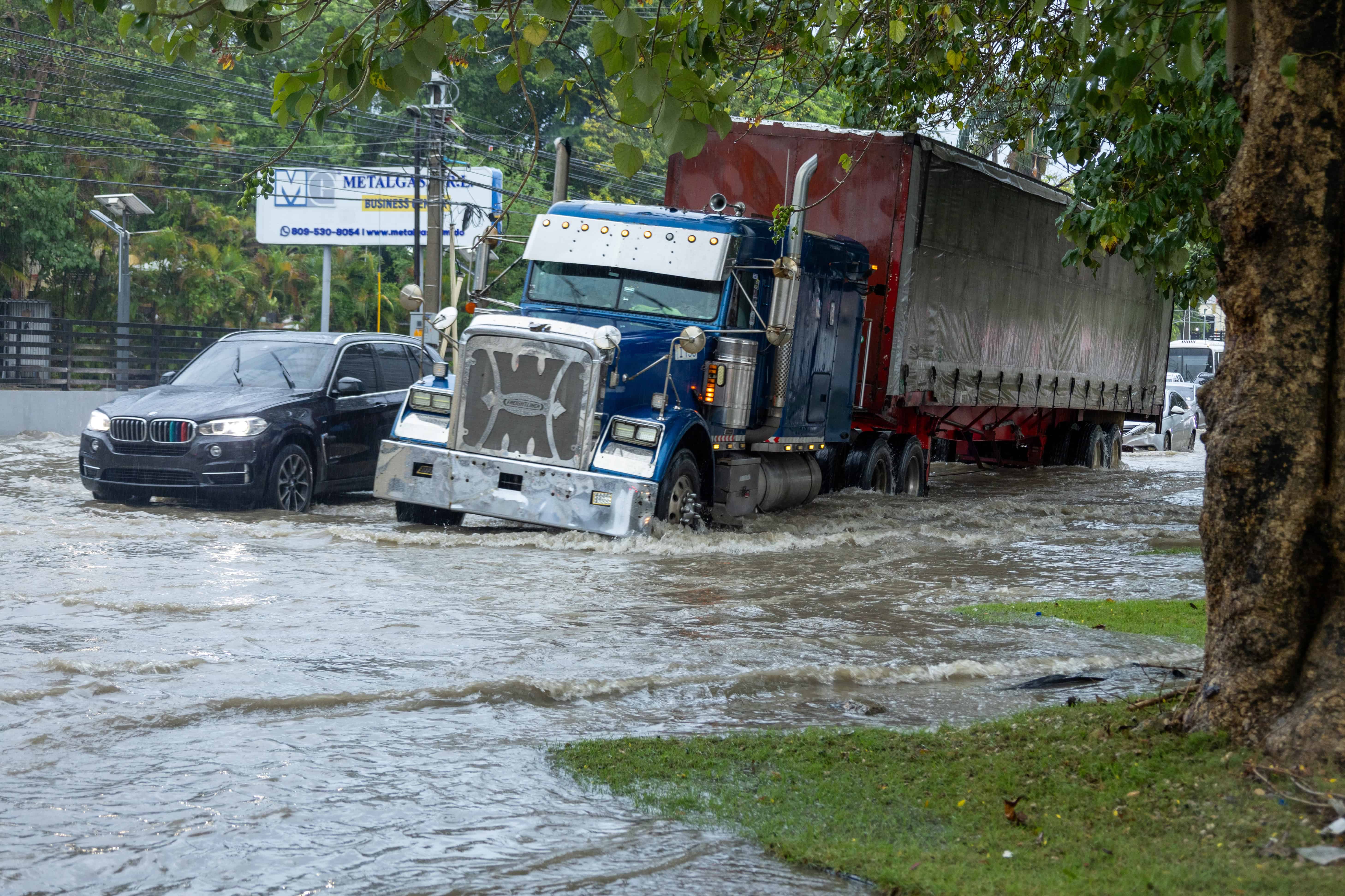 Avenida Gregorio Luperón anegada.