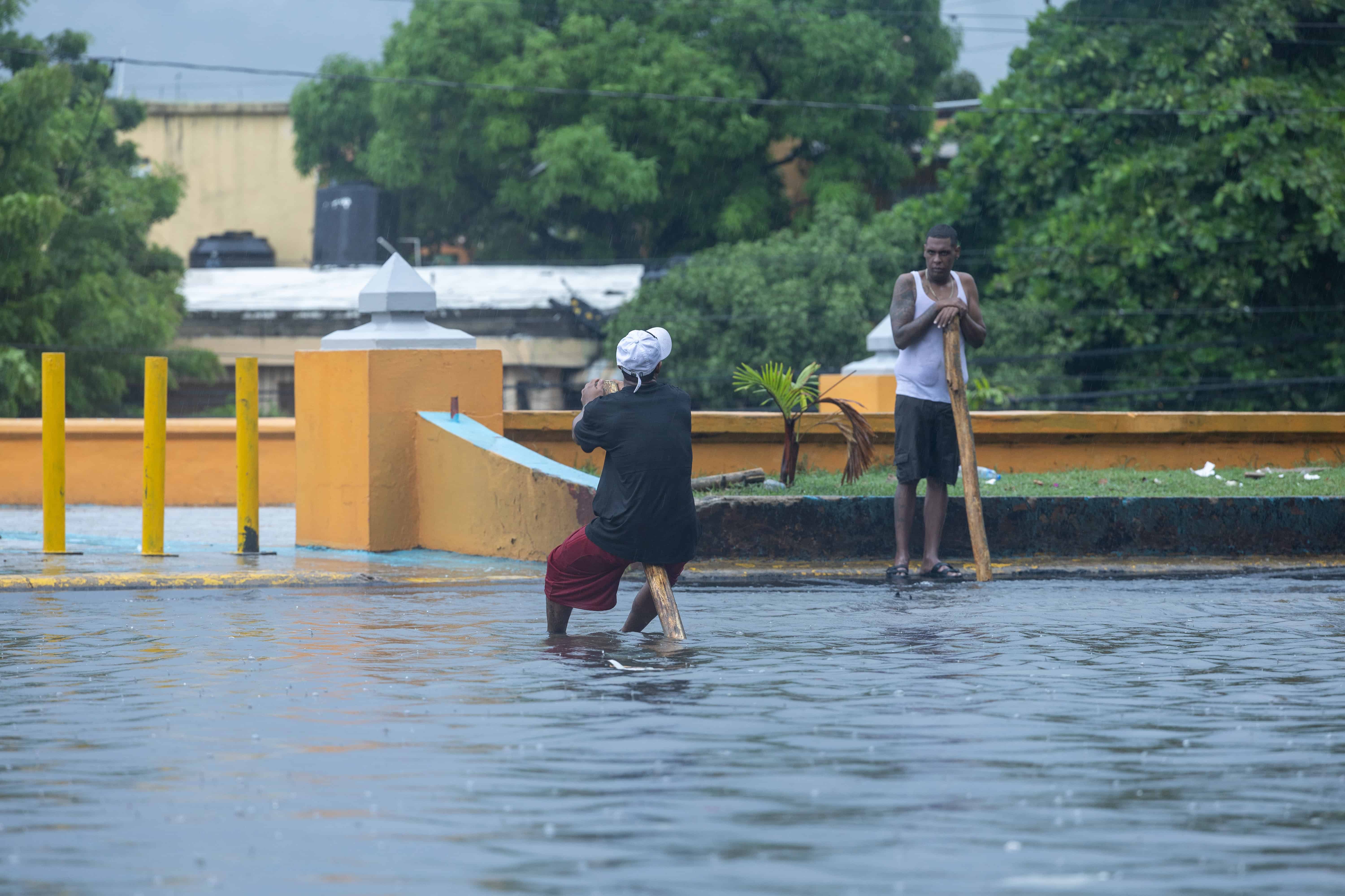 Inundación en la autopista Las Américas.