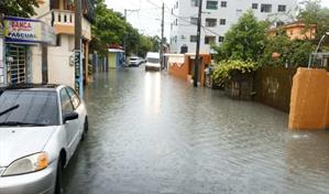 Lluvias desplazan 1,781 personas, inundan 351 viviendas y dejan 179,256 casas sin agua