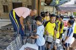 Cerca de 6,000 niños intoxicados en Indonesia en un programa escolar de comida gratuita Cerca de 6,000 niños intoxicados en Indonesia en un programa escolar de comida gratuita