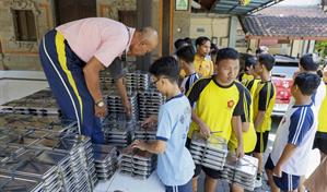 Cerca de 6,000 niños intoxicados en Indonesia en un programa escolar de comida gratuita