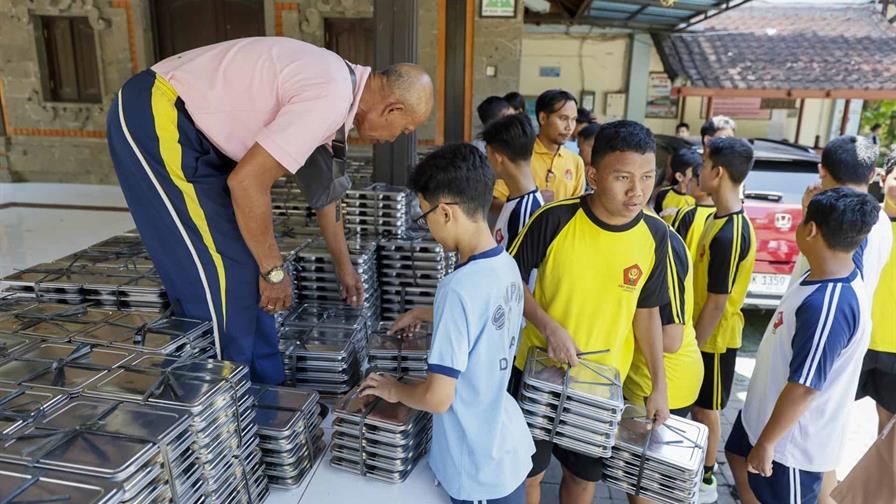 Cerca de 6,000 niños intoxicados en Indonesia en un programa escolar de comida gratuita