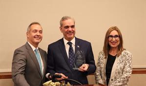 Abinader defiende equidad, crecimiento y confianza como motores del progreso en foro empresarial en NY