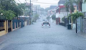 Lluvias causaron taponamientos y expusieron el deterioro vial en el Gran Santo Domingo