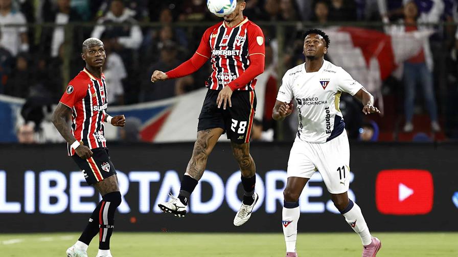 Apuestas y fútbol, el narcotráfico acecha al deporte más popular de Ecuador