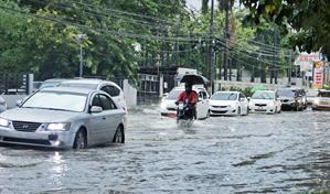 EN FOTOS | Intensas lluvias afectan el tránsito en Santo Domingo
