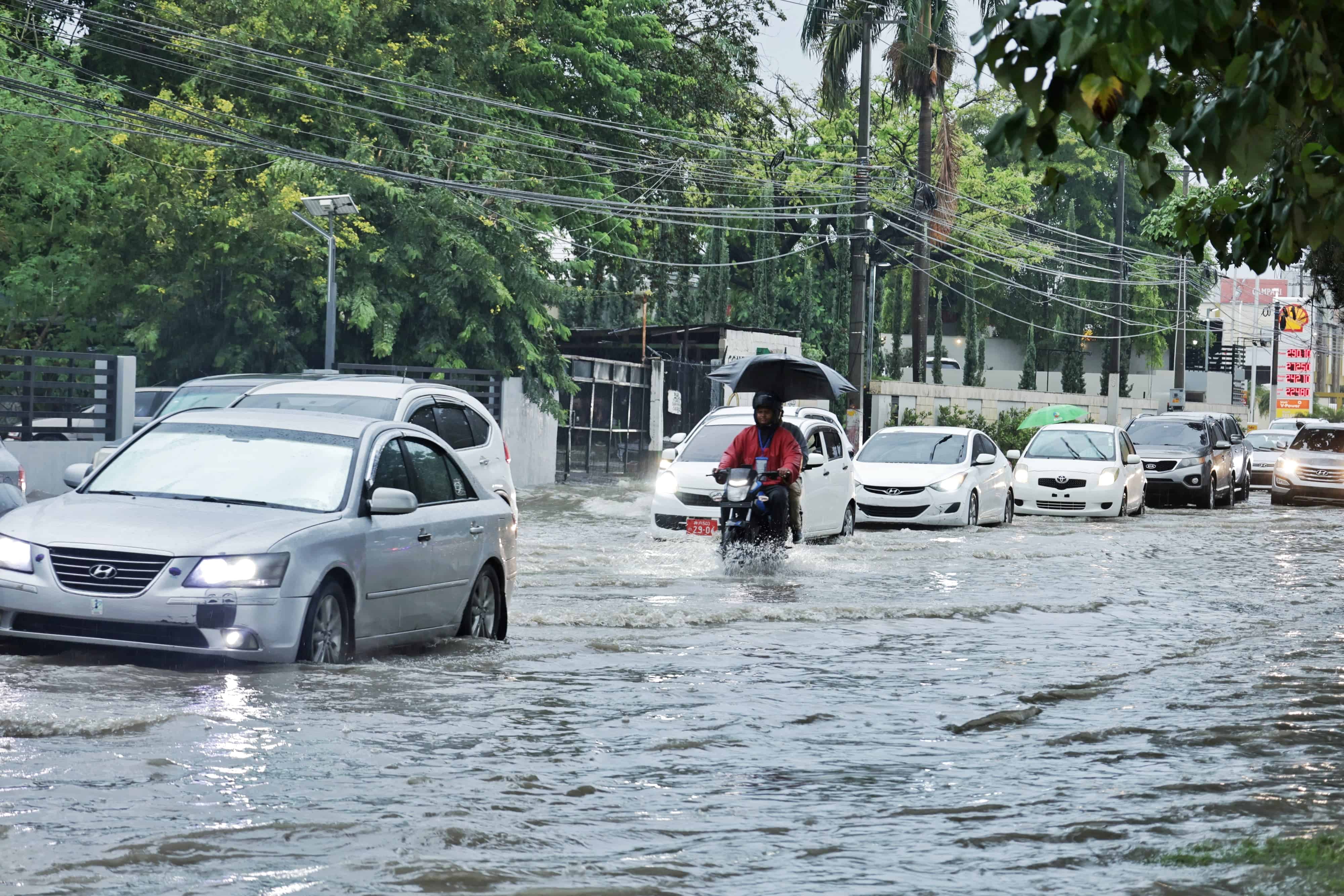 EN FOTOS | Intensas lluvias afectan el tránsito en Santo Domingo