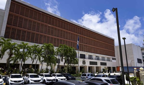 La oposici&oacute;n dice cambios en el Gobierno son simples rotaciones, estafas y premios a la incapacidad