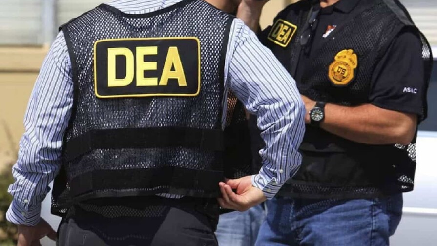 Supervisor de la DEA arrestado y acusado de conspiración para sobornar y fraude de visas