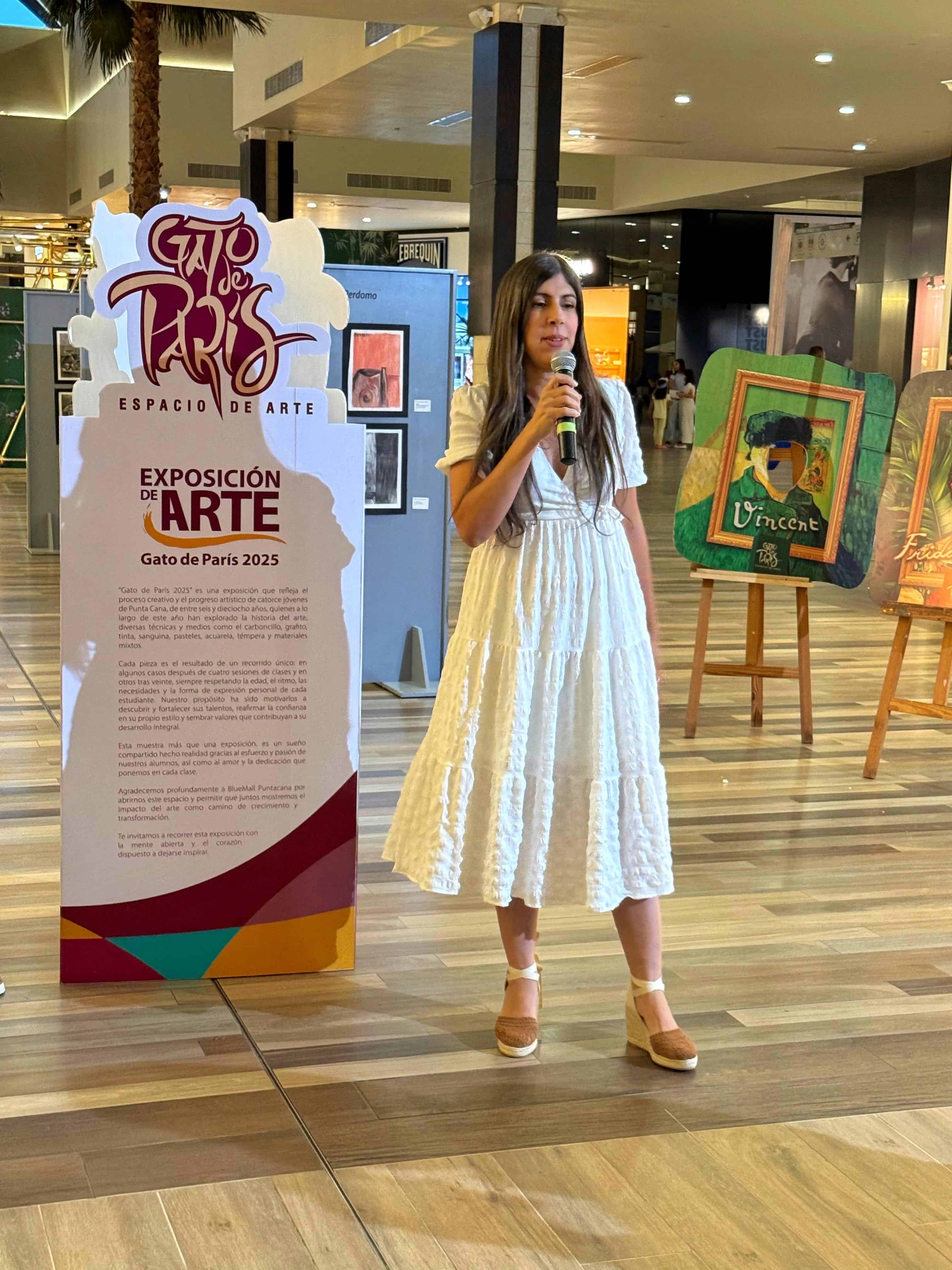 La profesora Eva Camilo, directora y fundadora de Gato de París, durante la inauguración de la exposición "Gato de París 2025" en BlueMall Puntacana.