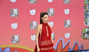 Lentejuelas y vestidos sexis en la alfombra de los Premios Juventud 2025