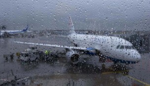 Tormentas paralizan operaciones en aeropuertos de Nueva York con cientos de vuelos cancelados