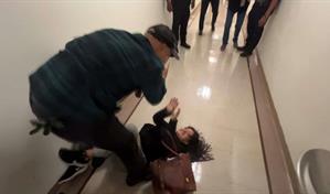 Despiden a agente que tiró al suelo a una inmigrante en edificio federal de Nueva York