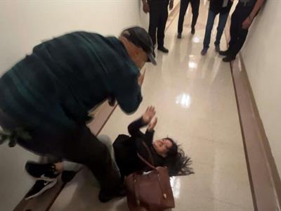 Despiden a agente que tiró al suelo a una inmigrante en NY