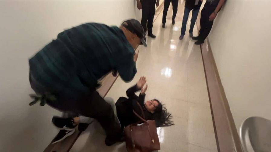 Despiden a agente que tiró al suelo a una inmigrante en edificio federal de Nueva York