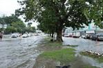 Intensas lluvias provocan inundaciones y largos tapones en calles y avenidas del Gran Santo Domingo