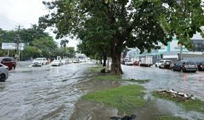 Intensas lluvias provocan inundaciones y largos tapones en calles y avenidas del Gran Santo Domingo