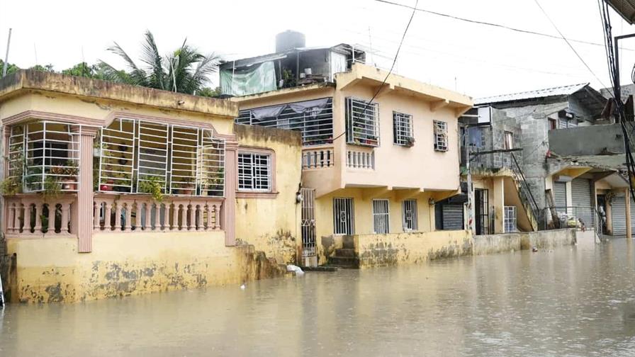 Otra lluvia, otra inundación en el sector Arroyo Bonito de Santo Domingo Oeste