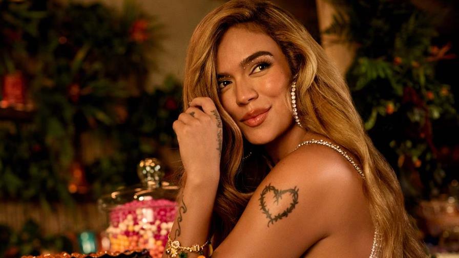 Karol G reina en el cabaret parisino en un espectáculo sin teléfonos móviles