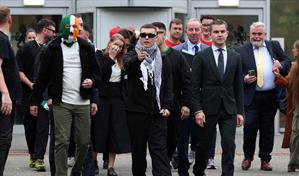 Cantante de Kneecap celebra decisión judicial y acusa al Reino Unido de terrorismo