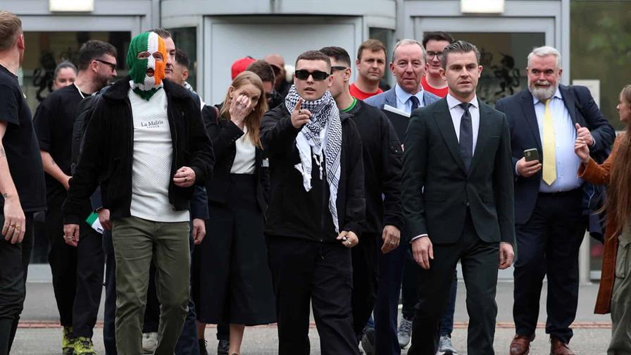 Cantante de Kneecap celebra decisión judicial y acusa al Reino Unido de terrorismo