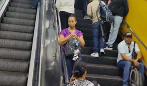 Cientos de usuarios del metro se refugian en estaciones por fuertes lluvias