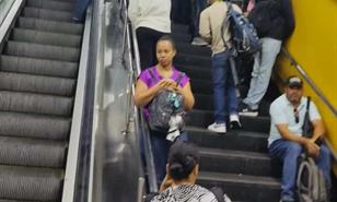 Cientos de usuarios del metro se refugian en estaciones por fuertes lluvias