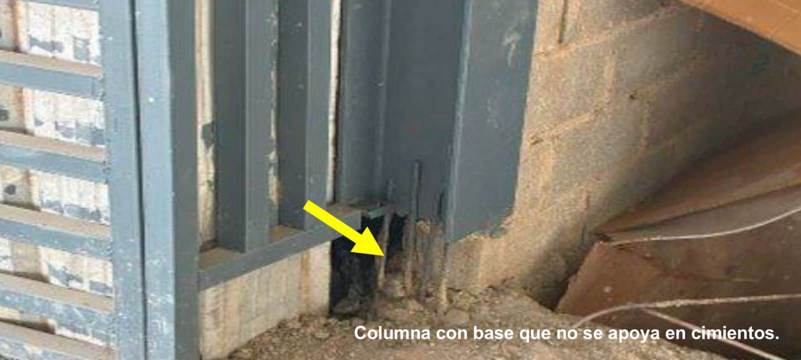 Columnas no están apoyadas a la superficie.  
