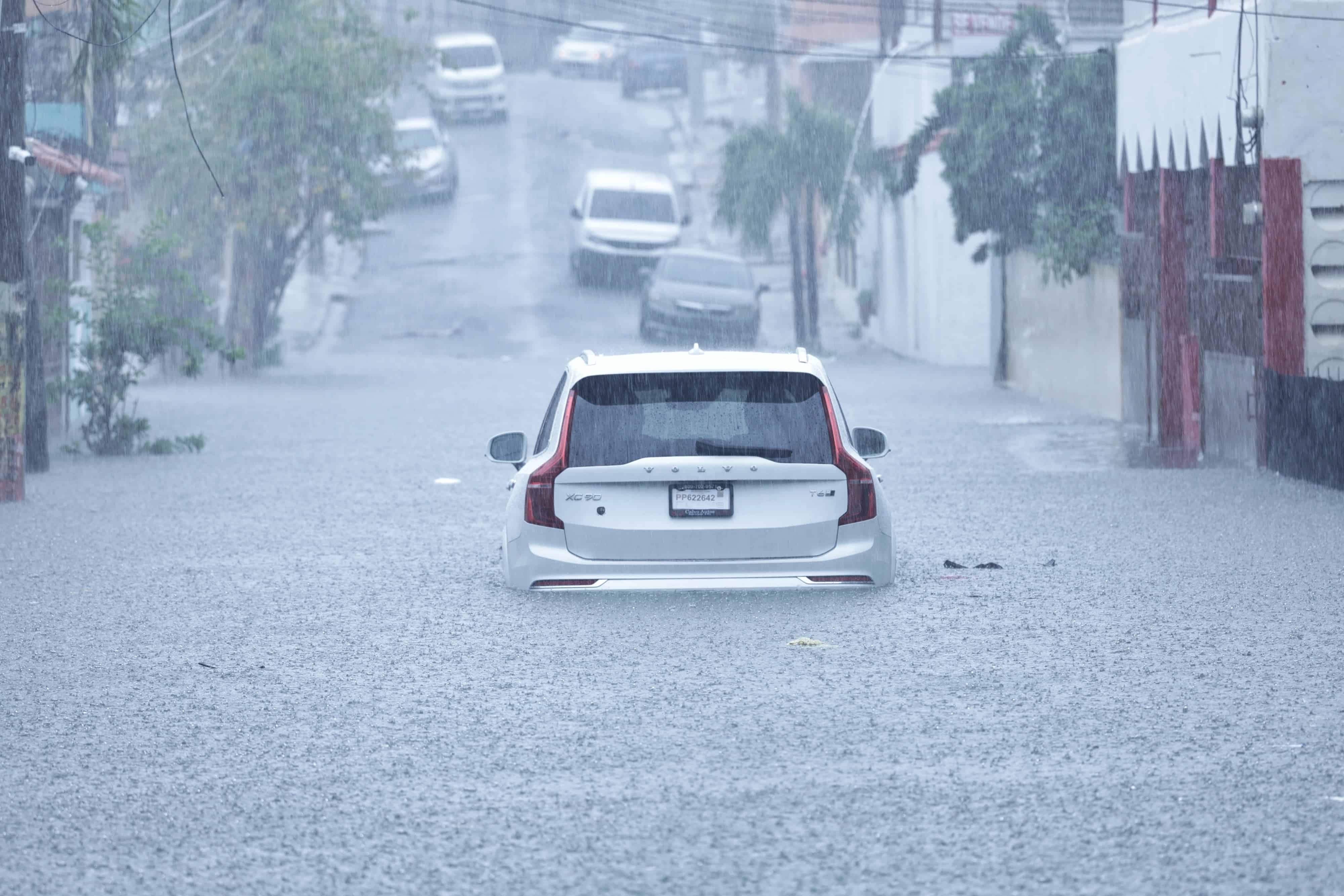 Un vehículo quedó varado en medio de una calle del sector Cancino Adentro, al no poder cruzar la masa de agua acumulada sobre la calzada.