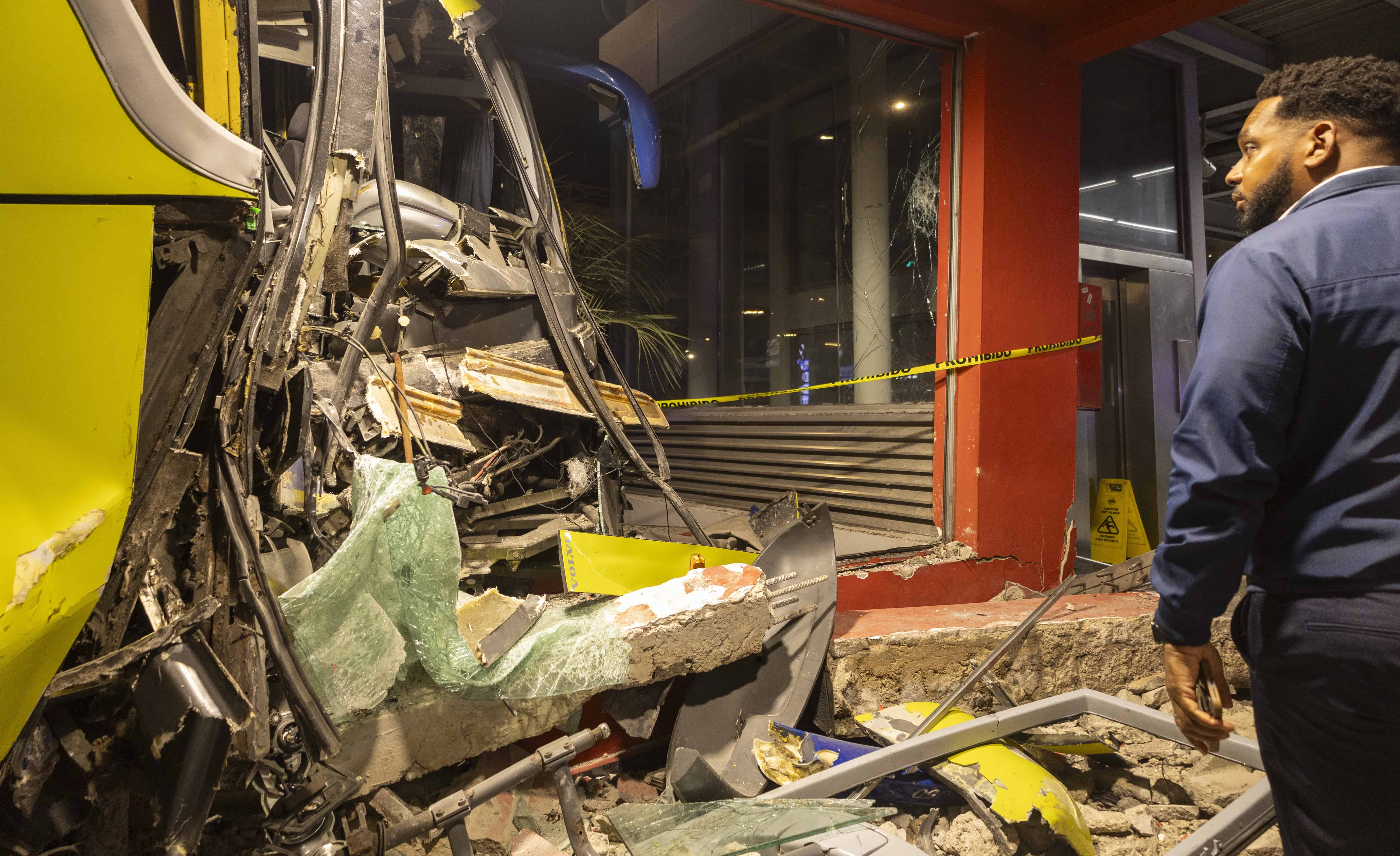 La parte frontal del autobús quedó destruida. 