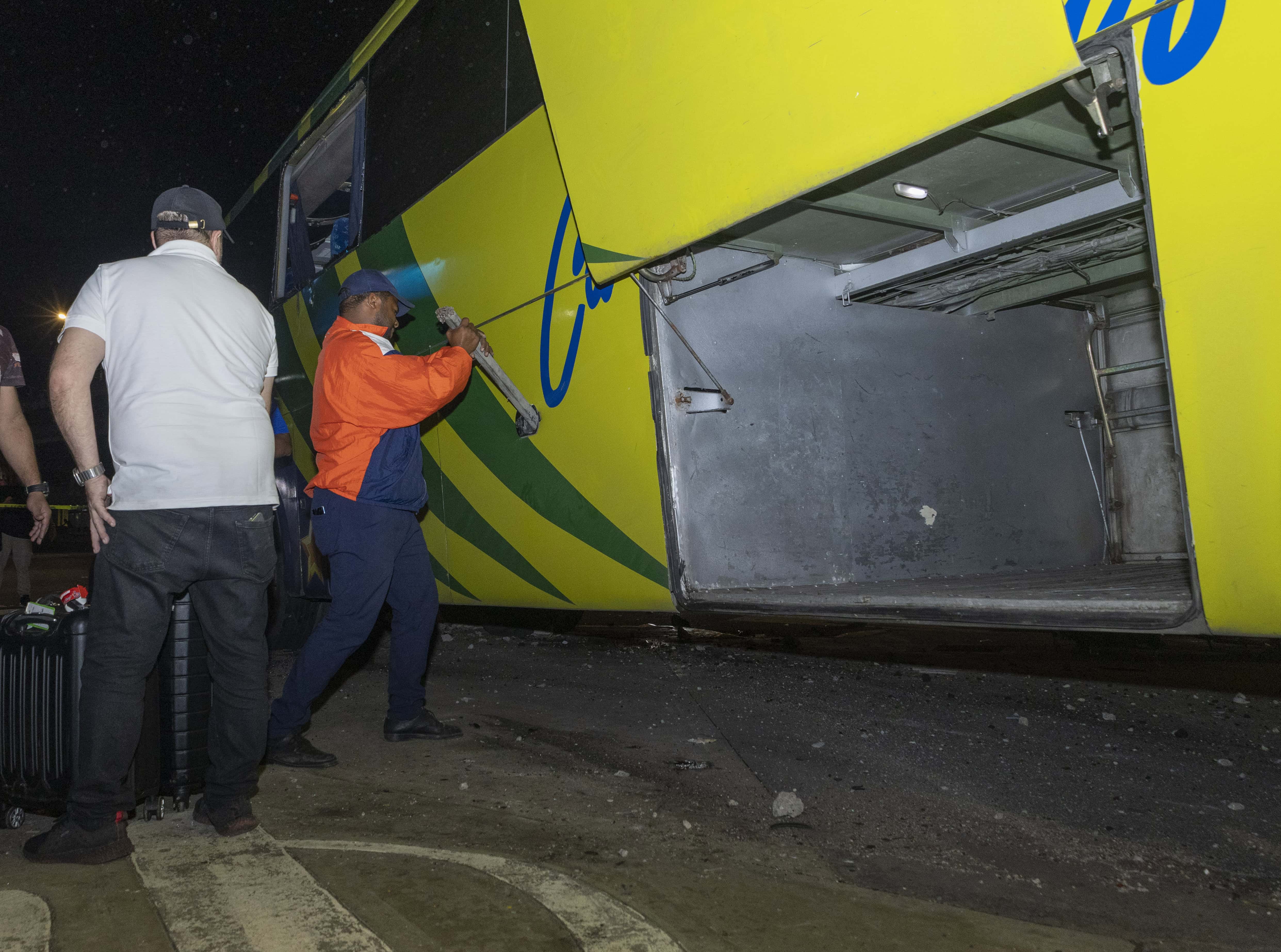 El autobús de la empresa Caribe Tours colisionó con la estructura. 