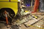 Narran cómo ocurrió accidente en que autobús se estrelló con estación del metro