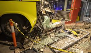 Narran cómo ocurrió accidente en que autobús se estrelló con estación del metro