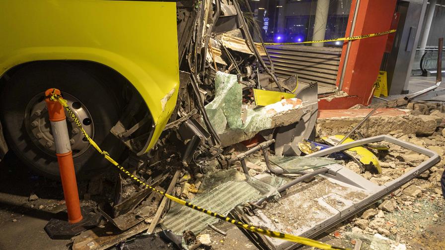 Narran cómo ocurrió accidente en que autobús se estrelló con estación del metro