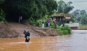 Mientras se habilita el paso en Yamasá, residentes pagan hasta RD$500 para cruzar el río Ozama
