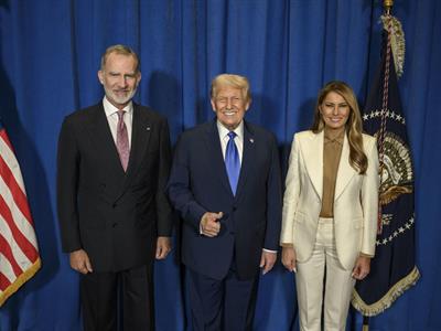 Distribuyen  imagen del saludo del rey Felipe VI y Donald Trump