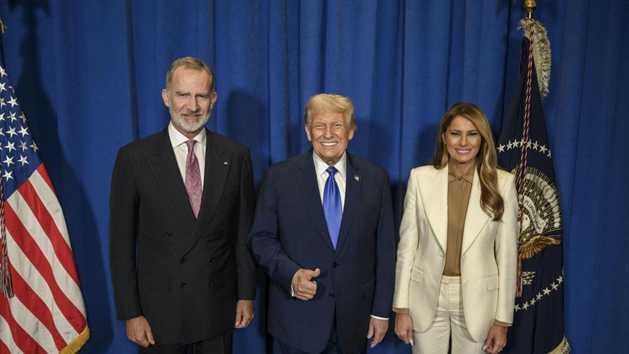 La Casa Blanca distribuye la imagen del saludo del rey Felipe VI y Donald Trump en Nueva York