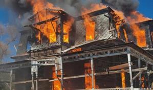 Investigan posibles causas de incendio en la Villa Doña Emilia