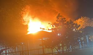 Incendio reduce a cenizas casa histórica en la provincia Montecristi