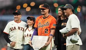 Willy Adames hace historia al ganar el Premio Willie Mac 2025