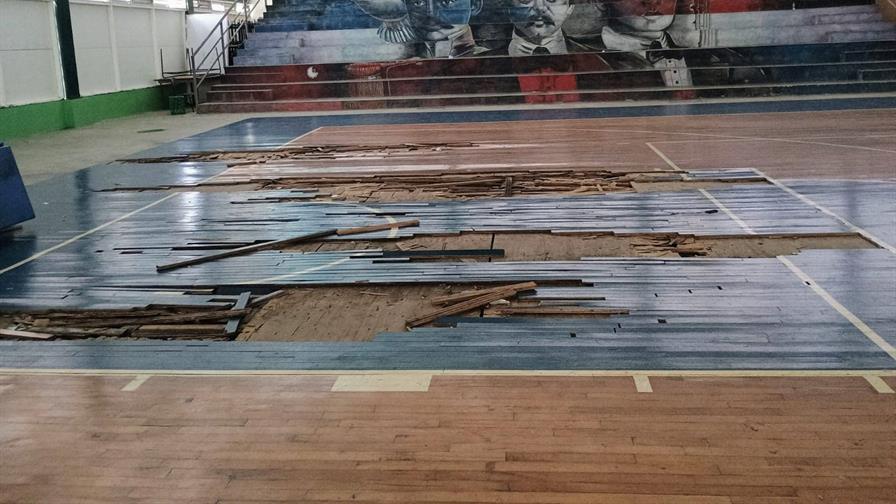 El talento no se rinde: niños entrenan entre filtraciones y oscuridad en La Nueva Barquita