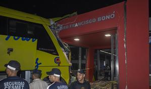 Autobús choca con estación del metro; una empleada de Opret resulta herida