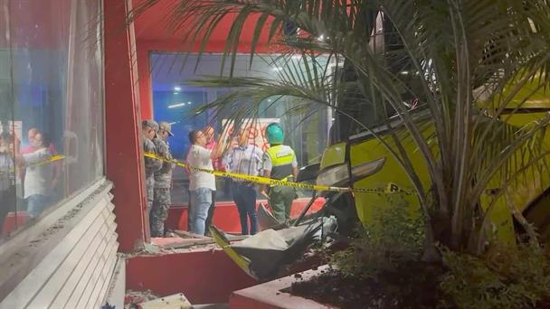 Un conductor chocó con estación del Metro; una colaboradora herida